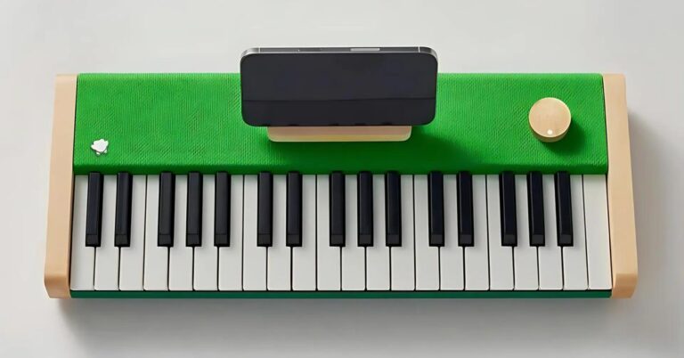 Loog x Duolingo Piano with phone stand